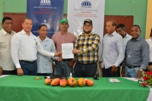 Hecmilio Galván entrega en Yamasa cheque de 6.5 millones para construir viveros de cacao
