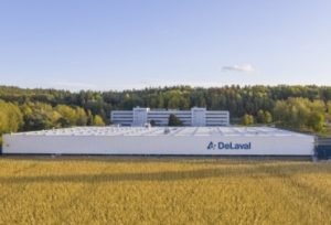 DeLaval aumentará producción de sistemas de ordeño robótico para 2024