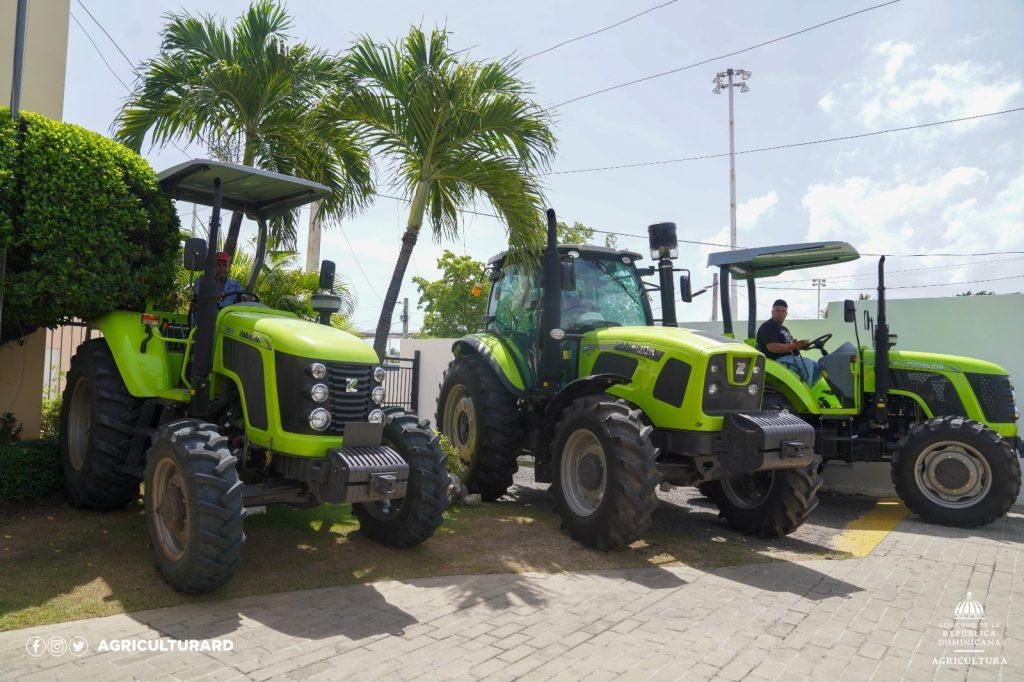 Ministerio de Agricultura entrega 5 tractores y una perforadora en Puerto Plata