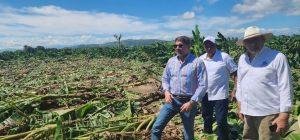 Ministro de Agricultura visita zona afectada por tornado en La Vega