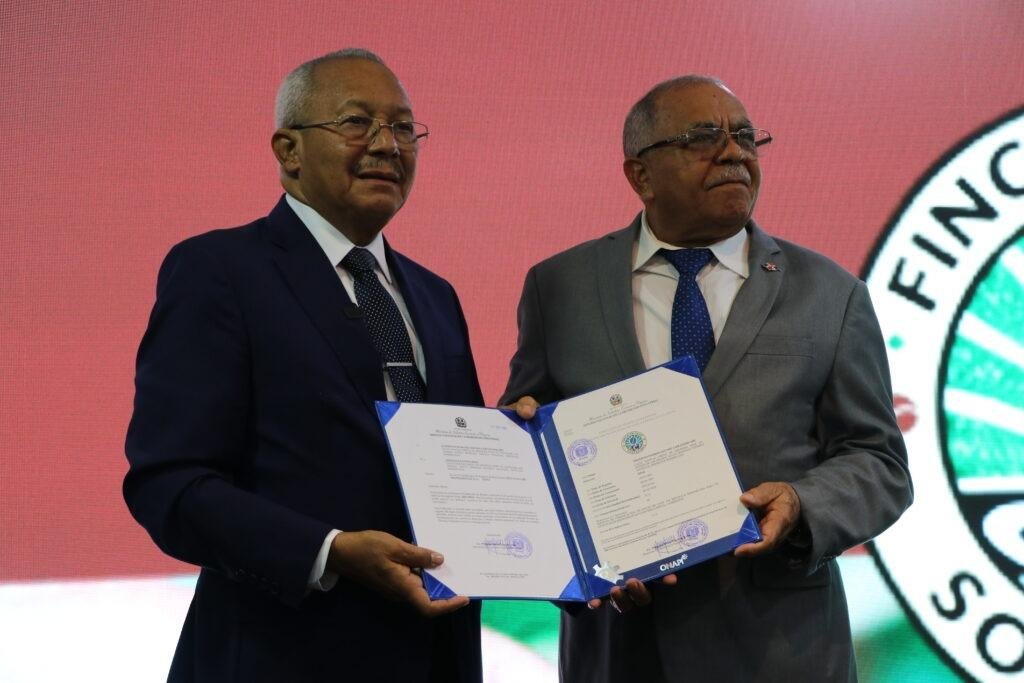 El director de la ONAPI, Salvador Ramos, hizo entrega oficial del certificado de marca de certificación “Finca de Café Sostenible” al director ejecutivo de Indocafé, Leónidas Batista.