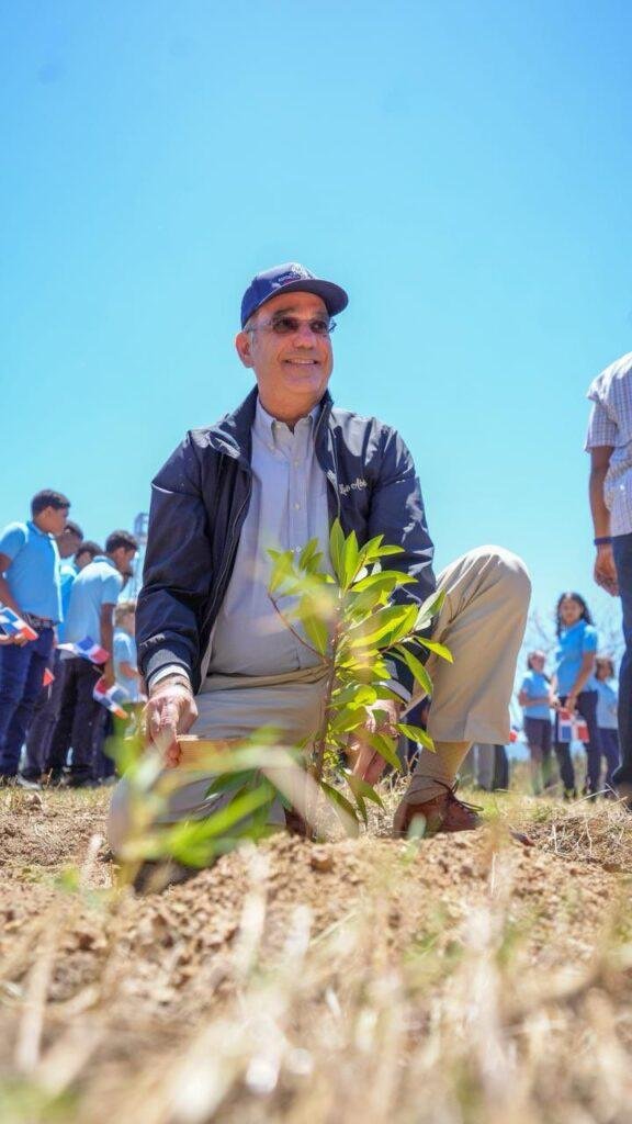 Abinader destaca avance ambiental: RD sembró más de 20 millones de plantas y superó meta 30×30
