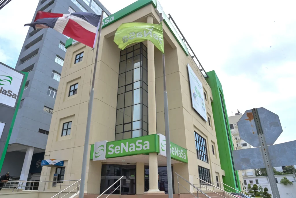 Abinader marca línea roja en caso Senasa: “Tendrán que devolver hasta el último peso de lo robado”