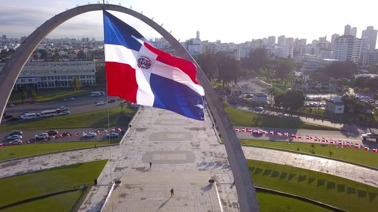 La bandera dominicana: 182 años de historia, sangre, libertad y manos de mujeres